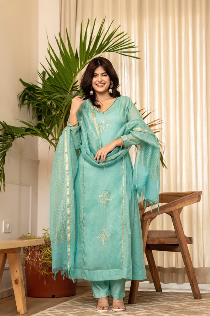 Mal Chanderi, this 3-piece suit